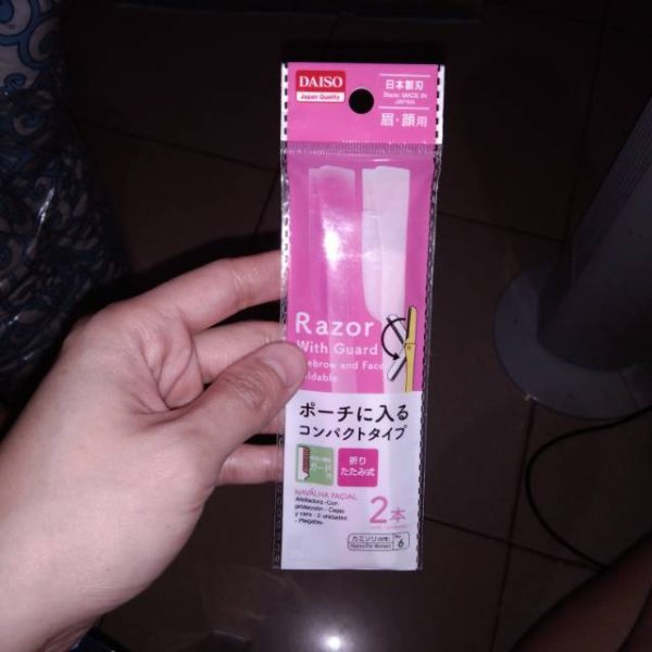 Daiso 2pc razor with guard pisau cukur alis cukuran alis