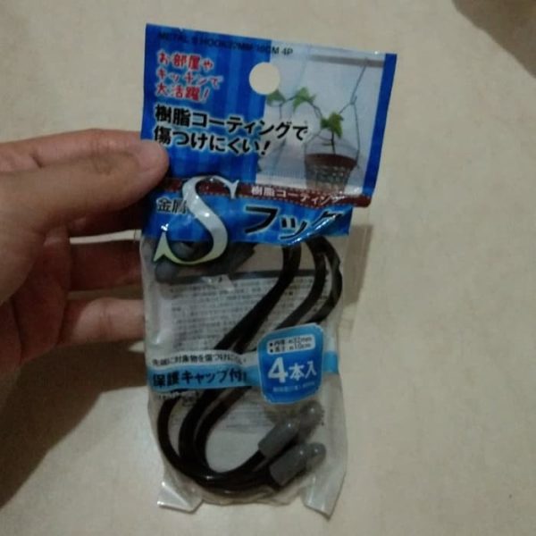 Japan 4pc hook S warna hitam 32mmx10cm gantungan serbaguna u tiang rel