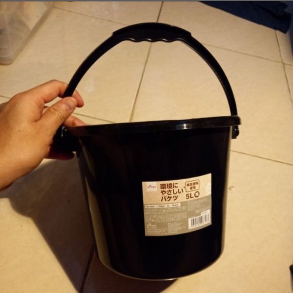 Ember kecil dengan pegangan 5 L dan pinggir coak untuk memudahkan menuang air hitam basin