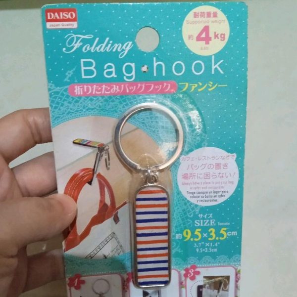 Daiso folding bag hook persegi max beban 4 kg bisa jadi gantungan kunci gantungan tas di meja utk travelling - Image 2