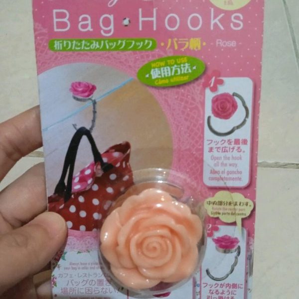 Daiso folding bag hooks max 4 kg portable gantungan tas saat travelling motif bunga - Image 2