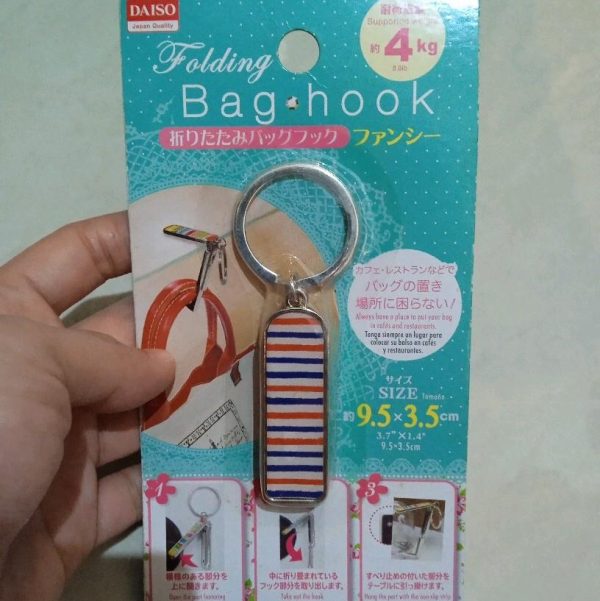 Daiso folding bag hook persegi max beban 4 kg bisa jadi gantungan kunci gantungan tas di meja utk travelling