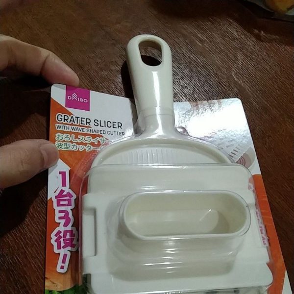 Daiso grater slicer with wave shaped cutter parutan mandoline with handle TC-0894 - Image 2