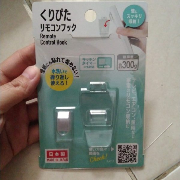 Daiso remote control hook tempel dinding adhesive wall hook max 300 g TC-1250