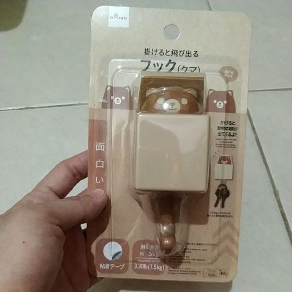 Daiso gantungan dinding adhesive hook dengan muka beruang 1 pc pengait kunci TC-1200