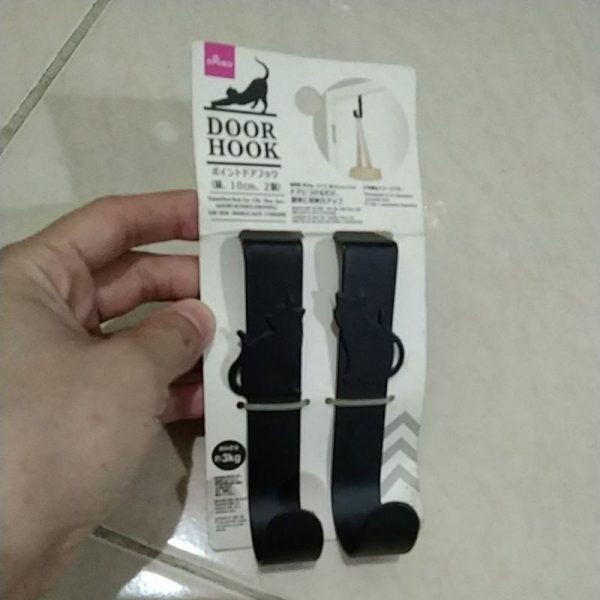 Daiso door hook pengait baju tas 10 cm 2pc bahan besi model selip pintu tanpa perlu bor TC-0675