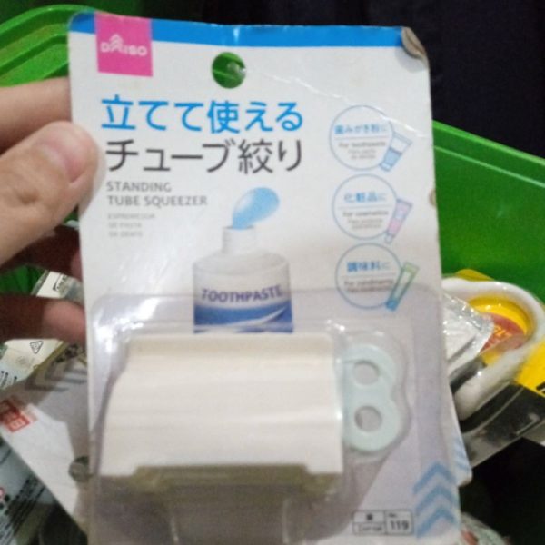 DAISO Toothpaste tube squeezer dispenser odol salep pasta model putar TC-0544